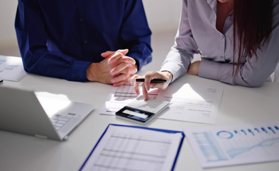 foto asesor contable en reunión con cliente